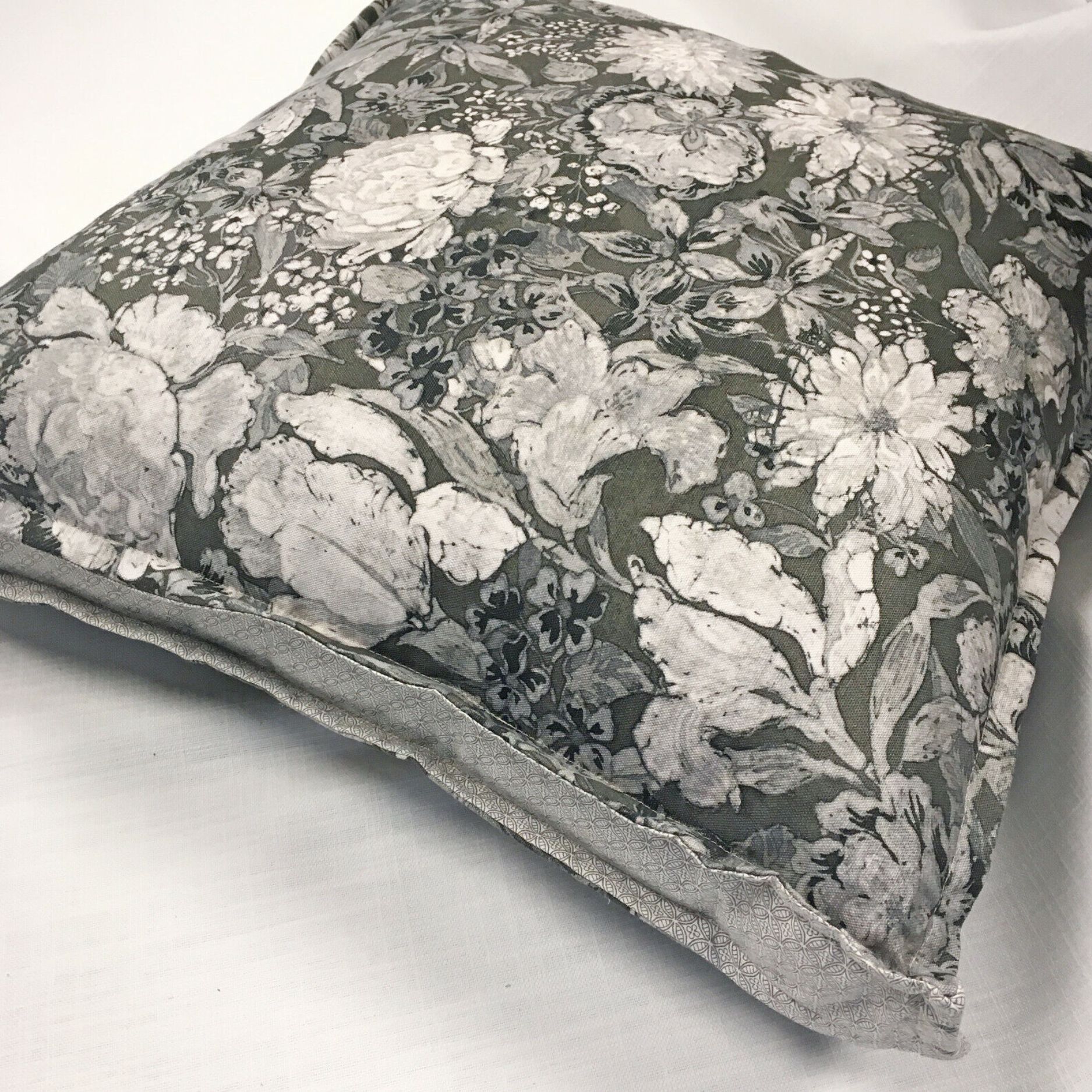 Box Cushion 57x57cm i-Flower - Granite with contrast border in Moresque - Grit (2)