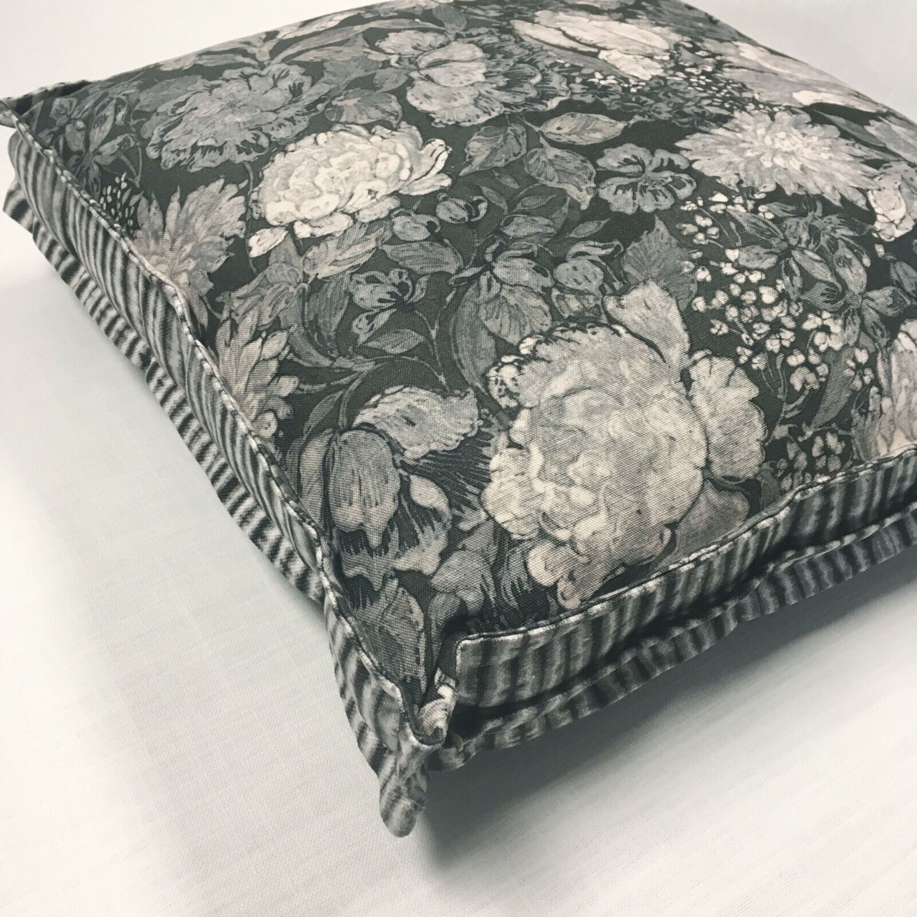 Box Cushion i-Flower with contrast border in i-Shibori (pad included) (2)
