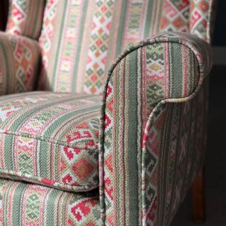 Juni Stripe - Rosa Mundi, Chair close up (2)