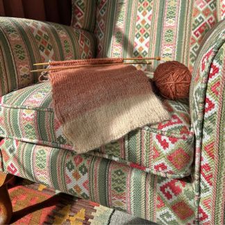 Juni Stripe - Rosa Mundi, Chair close up (4)