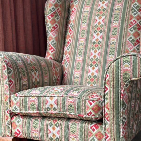 Juni Stripe - Rosa Mundi, Chair close up
